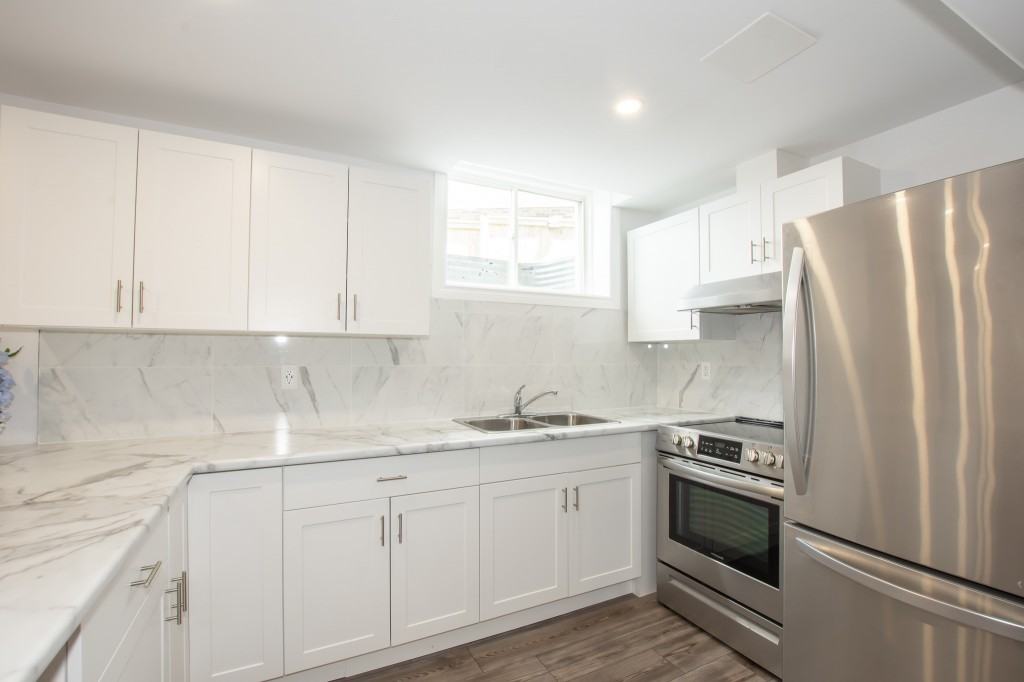 8487 Jennifer Cres - Photo 6 of 14