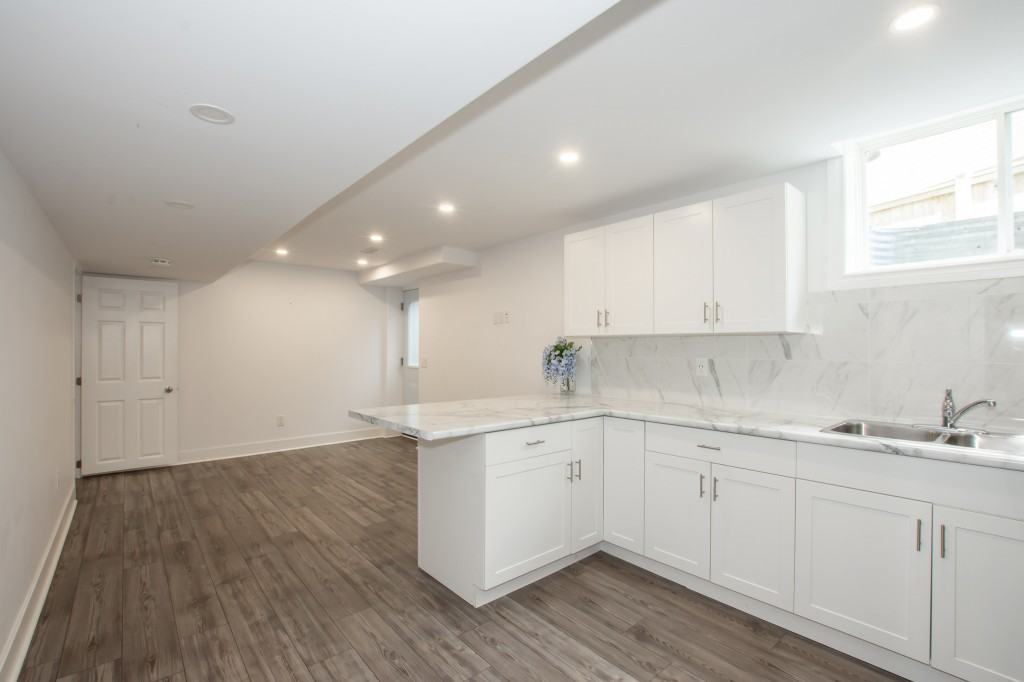 8487 Jennifer Cres - Photo 7 of 14