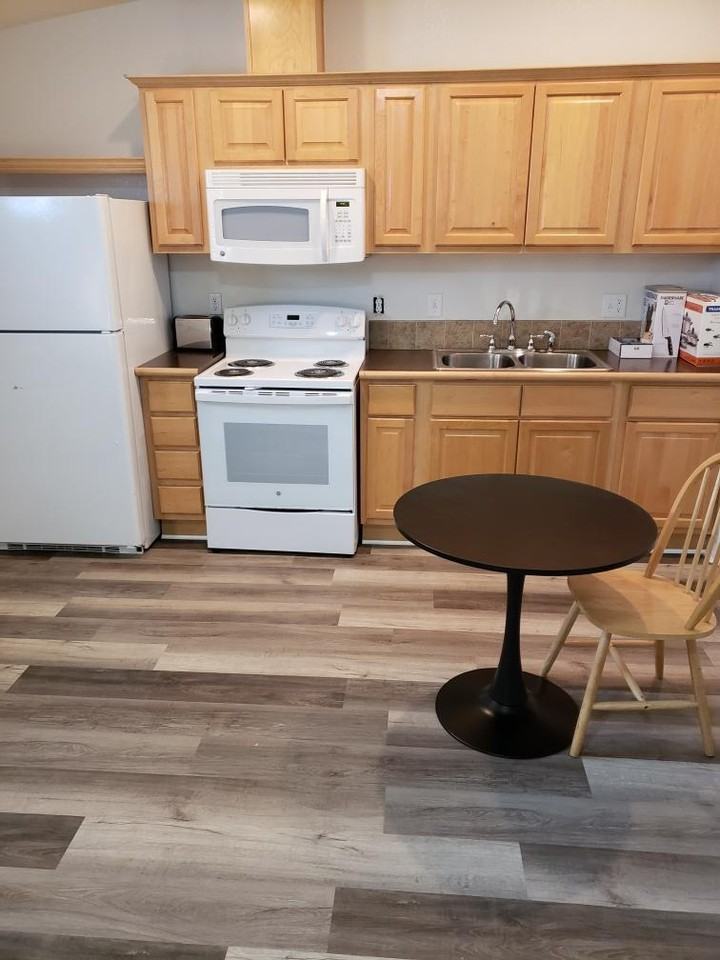 925 W Wilson St #4 - Photo 2 of 11