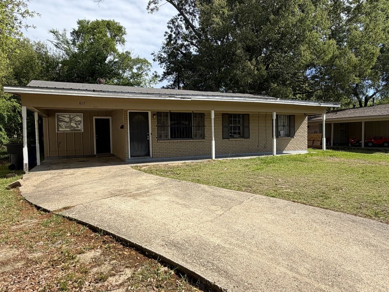 617 Damaka Dr - Photo 2 of 10