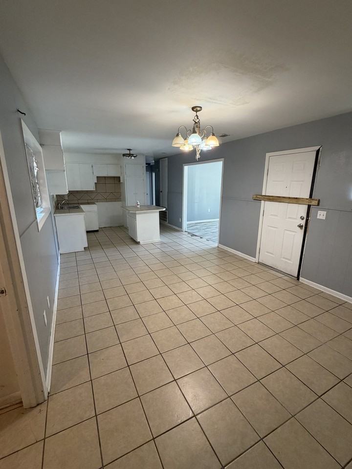 617 Damaka Dr - Photo 5 of 10