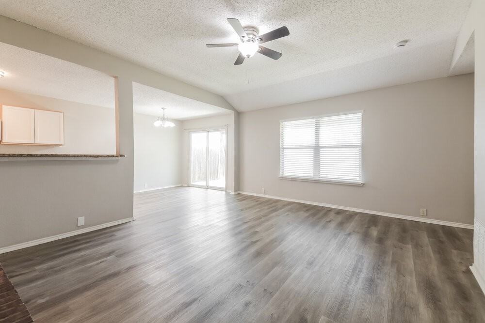 1009 Springcreek Dr - Photo 4 of 16