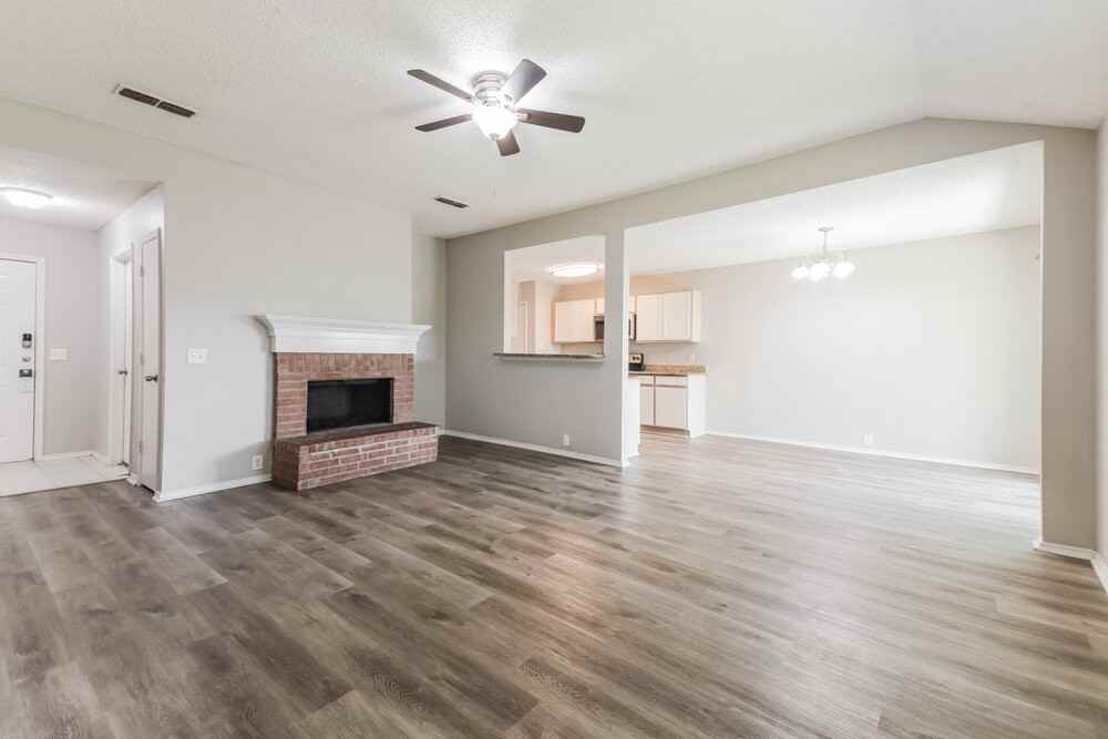 1009 Springcreek Dr - Photo 5 of 16