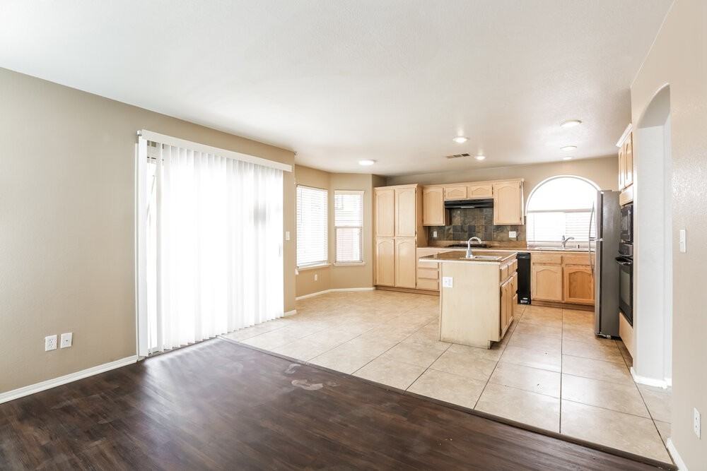 2317 Homeland St - Photo 5 of 17