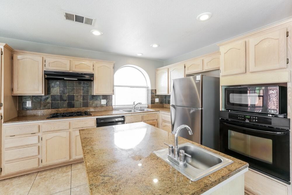 2317 Homeland St - Photo 7 of 17