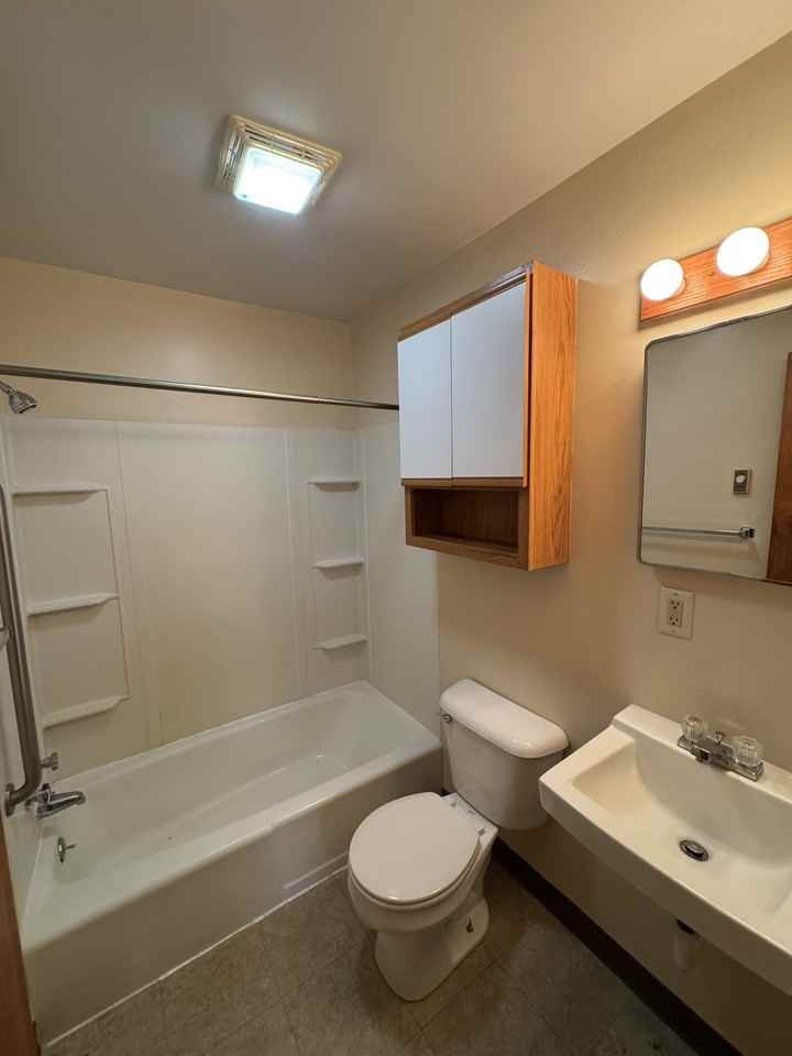 714 W 10th St #6 - Photo 7 of 8