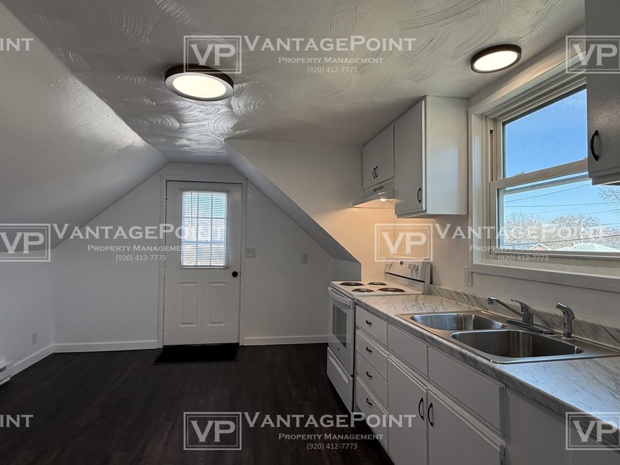 856 1/2 Mather St Uppr - Photo 2 of 17