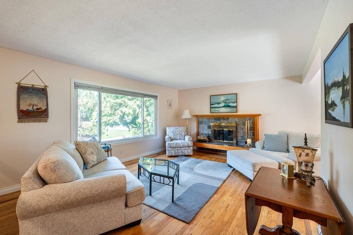 2283 Park Crescent - Photo 2 of 13