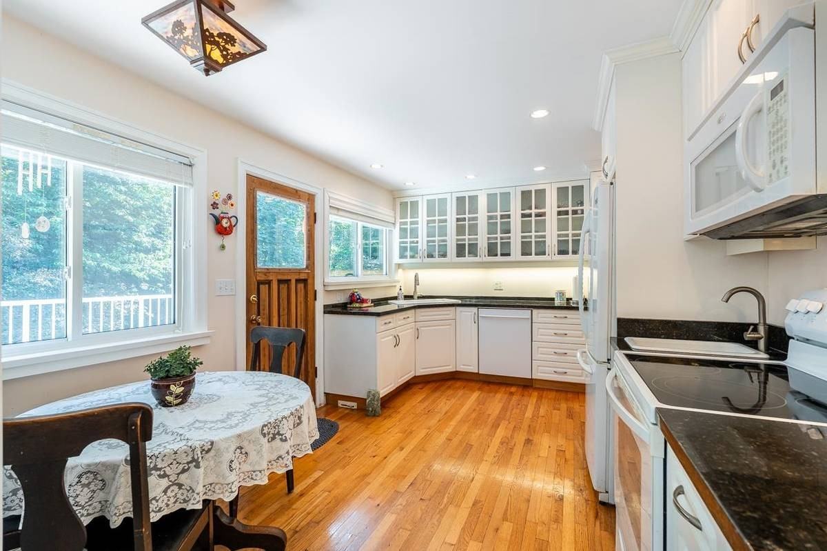 2283 Park Crescent - Photo 3 of 13