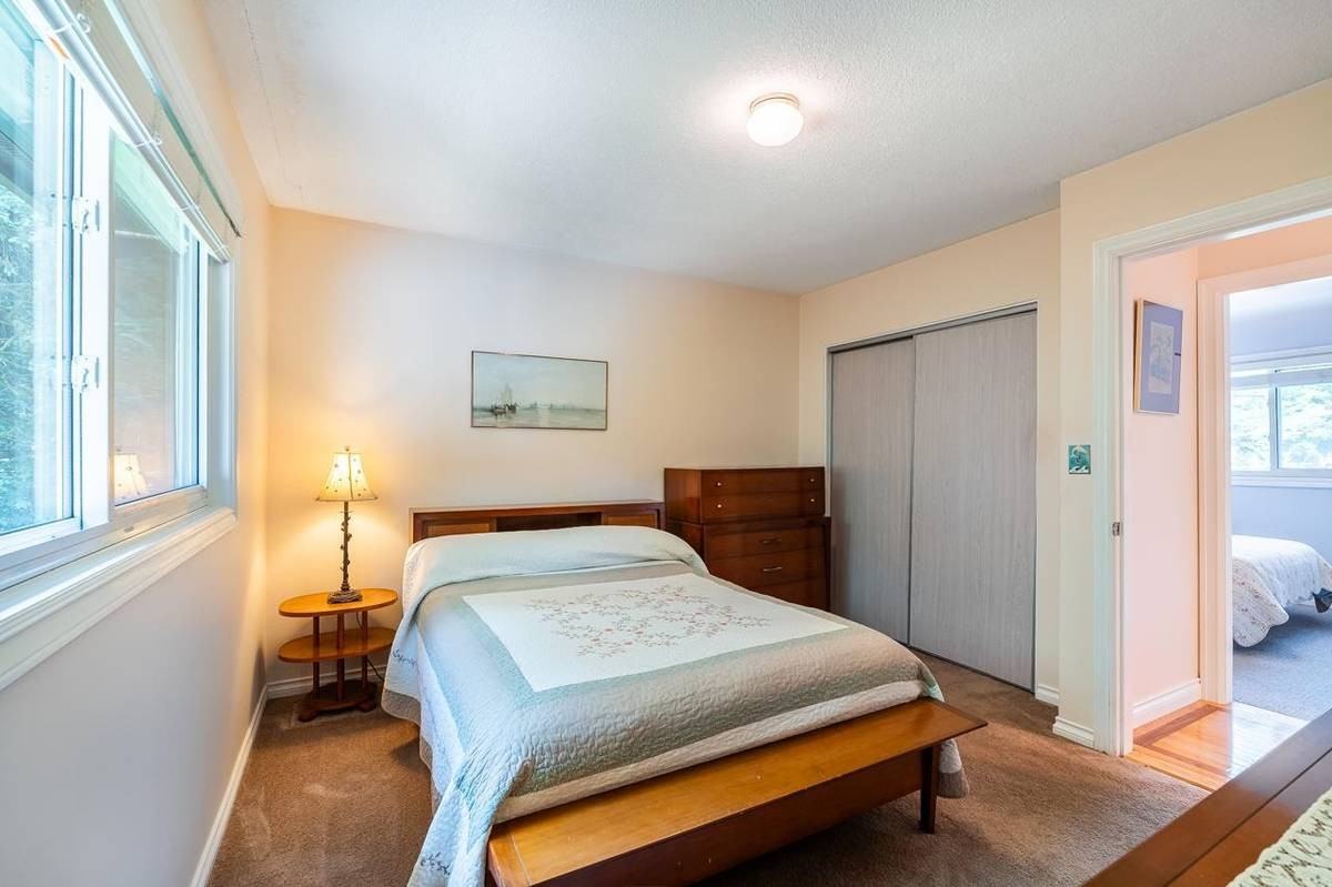 2283 Park Crescent - Photo 4 of 13