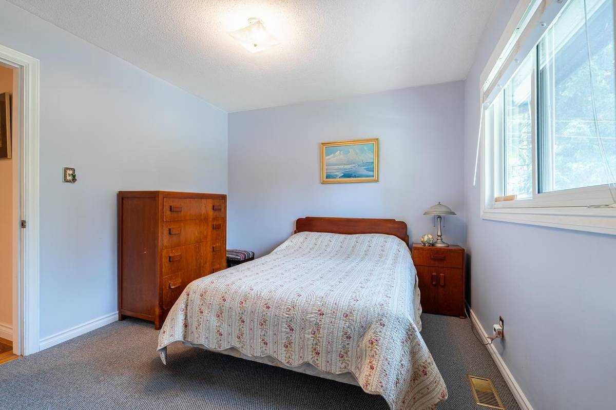 2283 Park Crescent - Photo 7 of 13