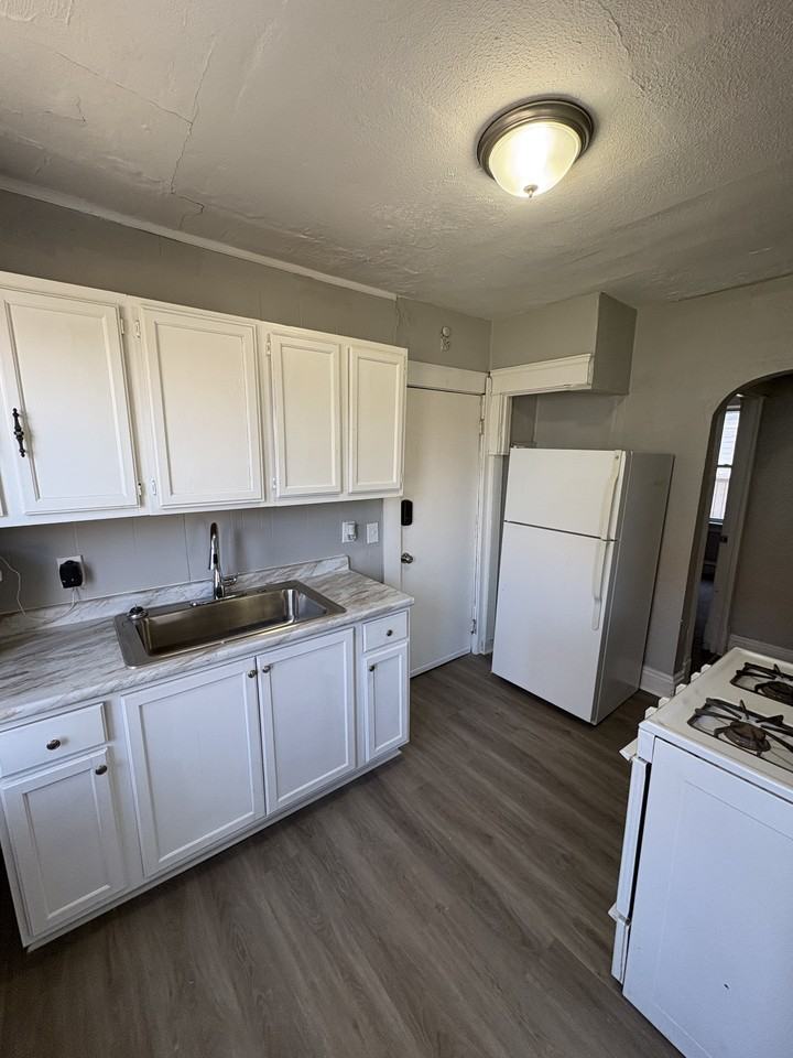 11008 Kinsman Rd - Photo 5 of 14