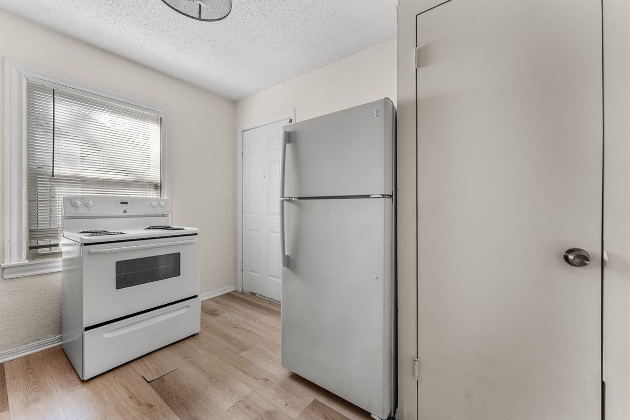 3916 Homan Ave #3918 - Photo 5 of 7