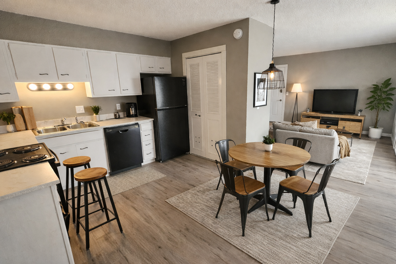 SUNSET BOULEVARD – COMFORT, CONVENIENCE & LOW - Photo 4 of 47