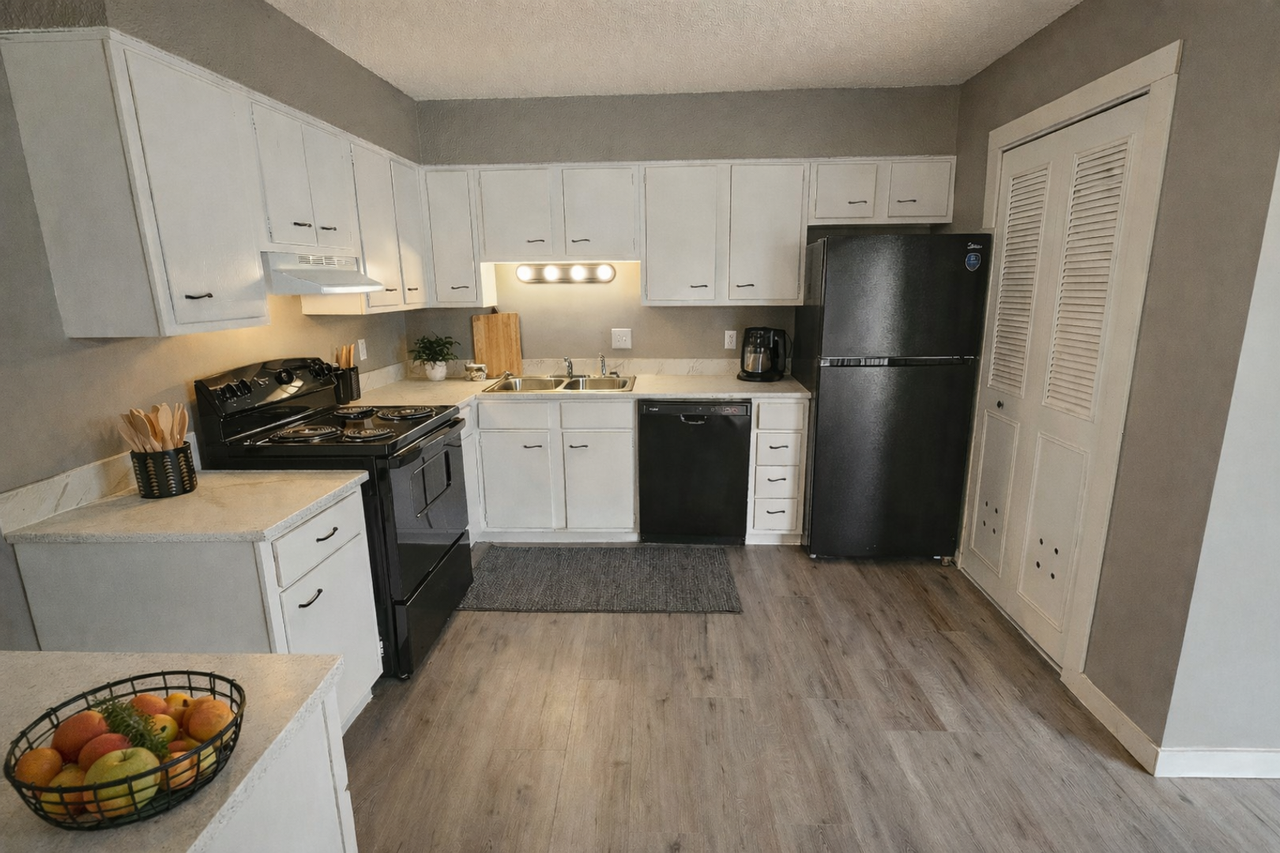 SUNSET BOULEVARD – COMFORT, CONVENIENCE & LOW - Photo 5 of 47