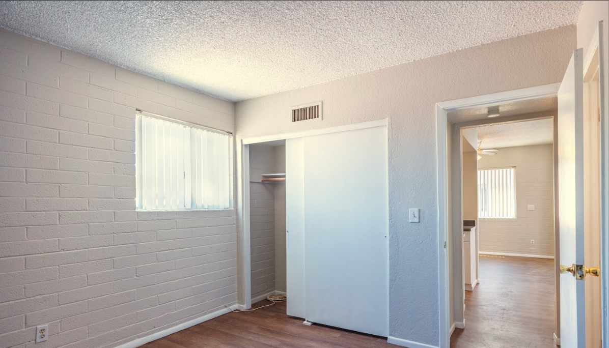 507 W 10th St #D - Photo 6 of 8