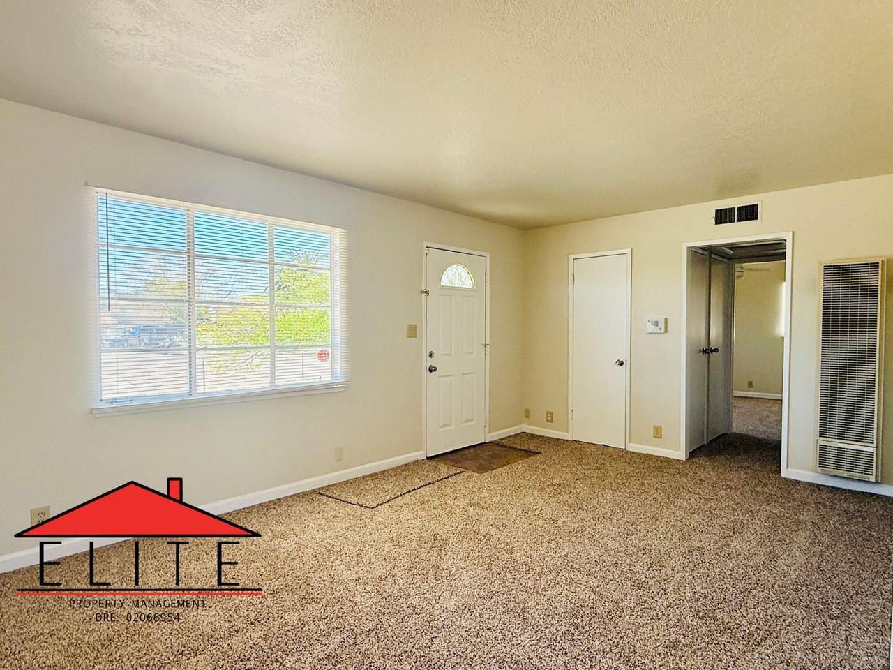 221 N Helena St - Photo 4 of 16