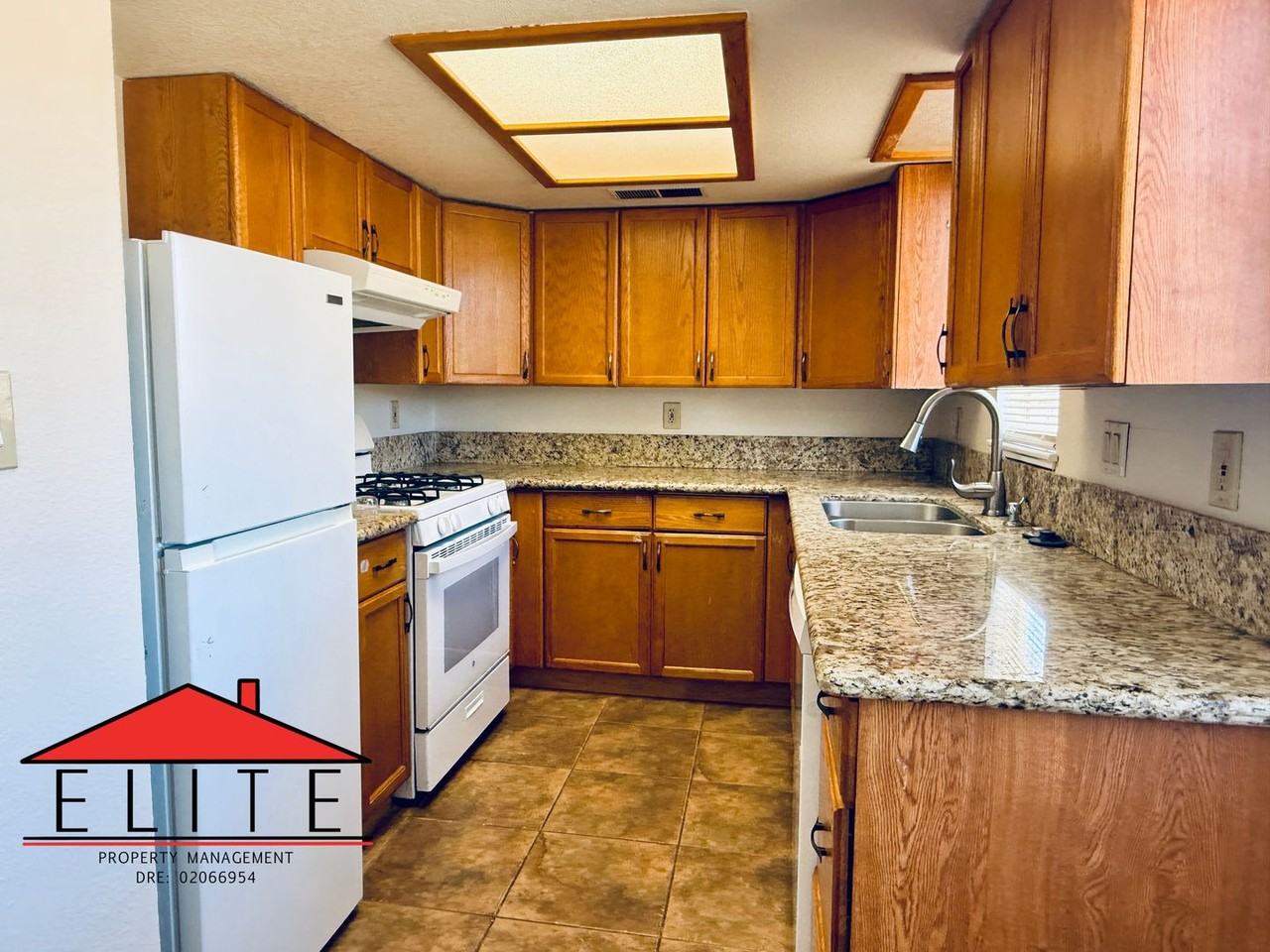 221 N Helena St - Photo 6 of 16