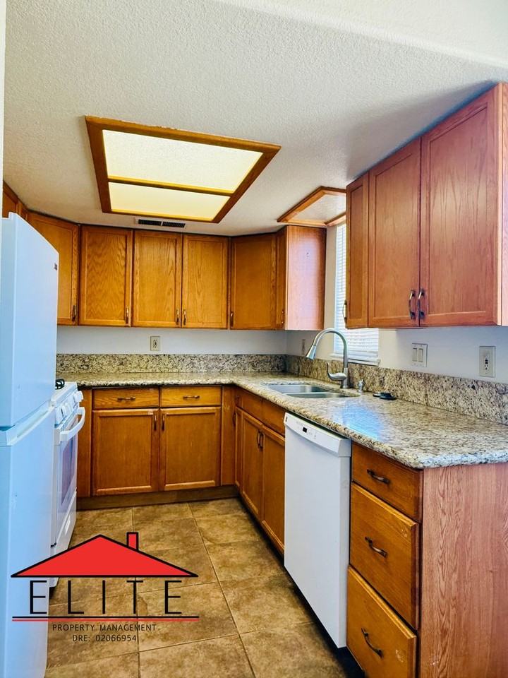 221 N Helena St - Photo 7 of 16