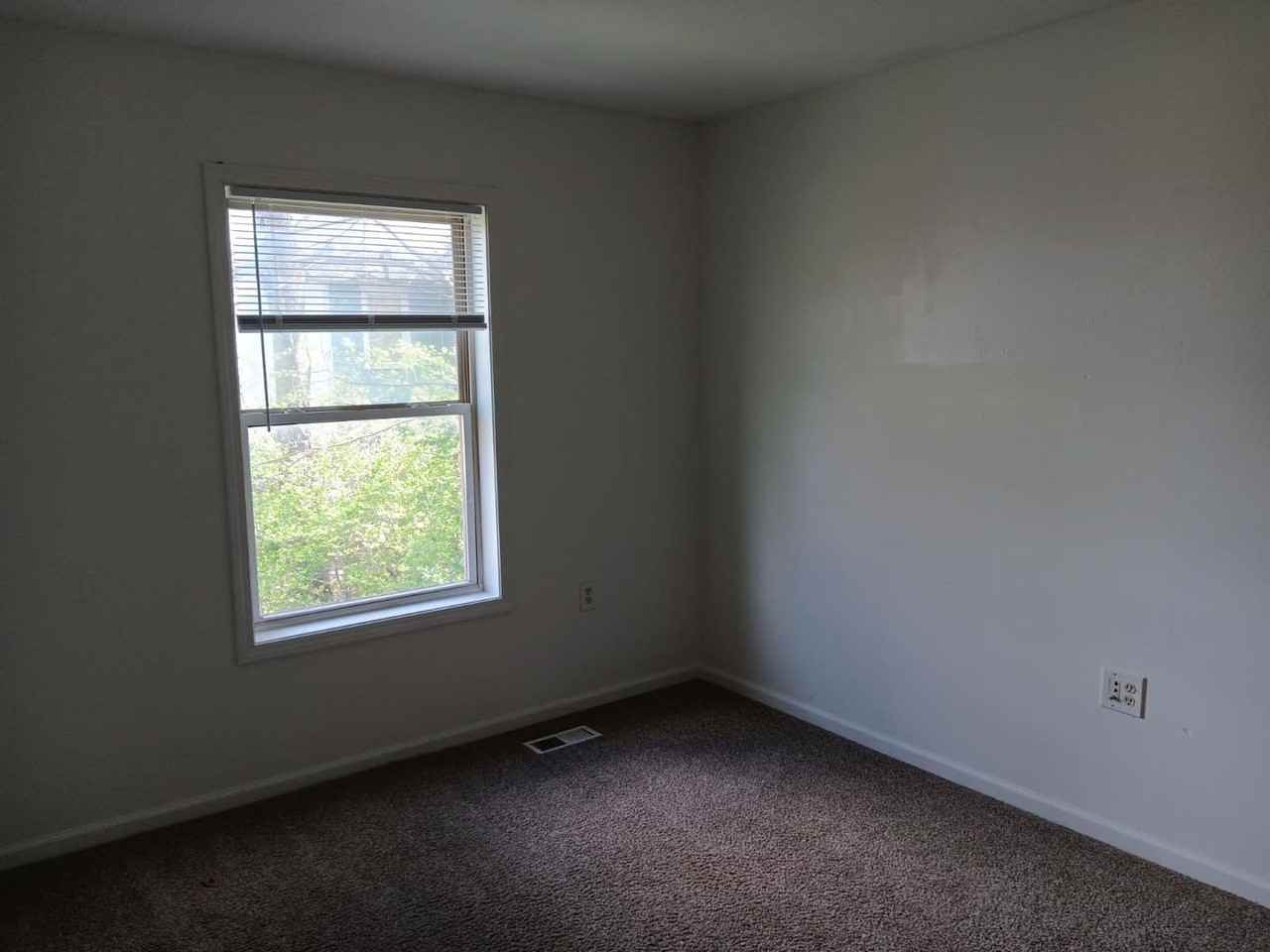 220 S Yellow Springs St - Photo 5 of 8