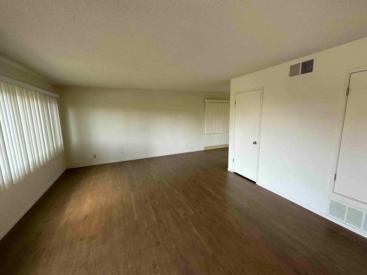 2819 Derby Street - Photo 4 of 32