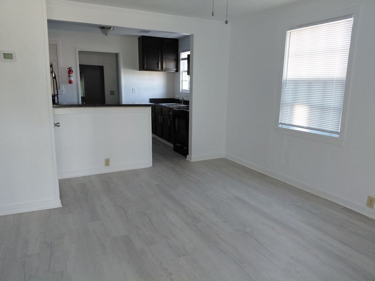 2949 Jefferson St - Photo 2 of 7