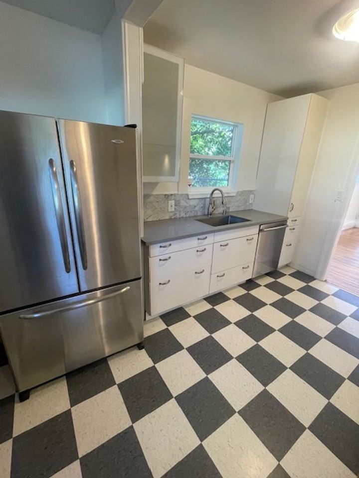 1424 E 20th St - Photo 4 of 50