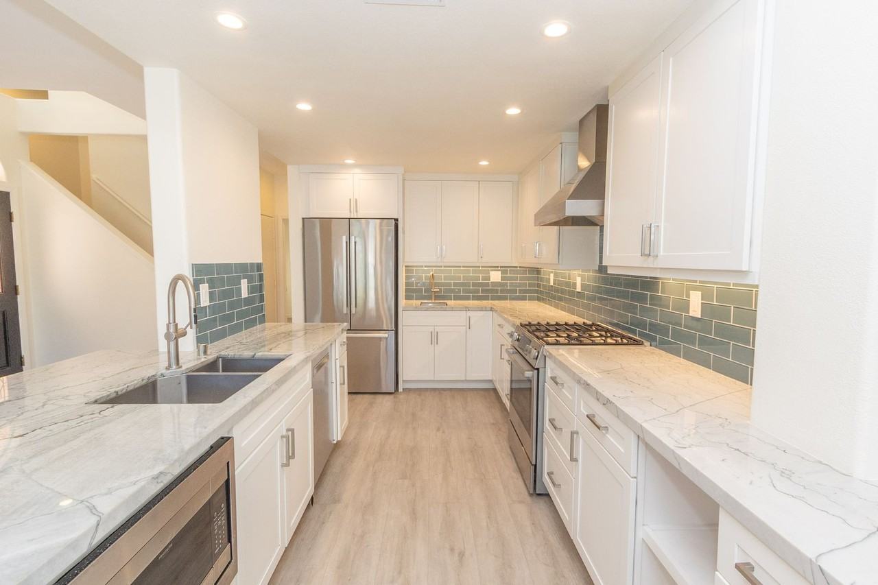 909 Agate St #4 - Photo 5 of 39