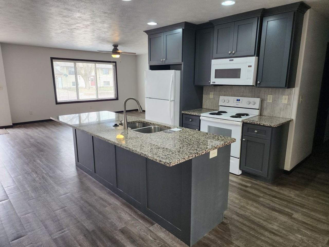 1809 W 39th St - Photo 2 of 16