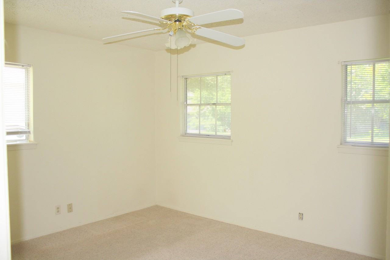 8101 Stillwood Ln - Photo 4 of 12