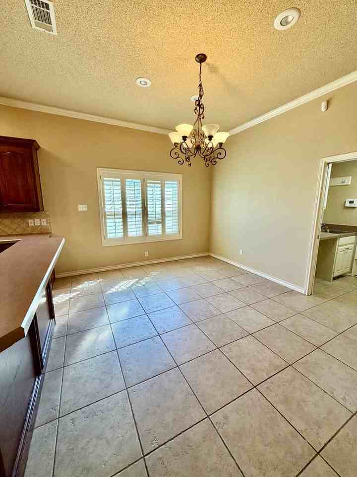 5901 94th St - Photo 7 of 19