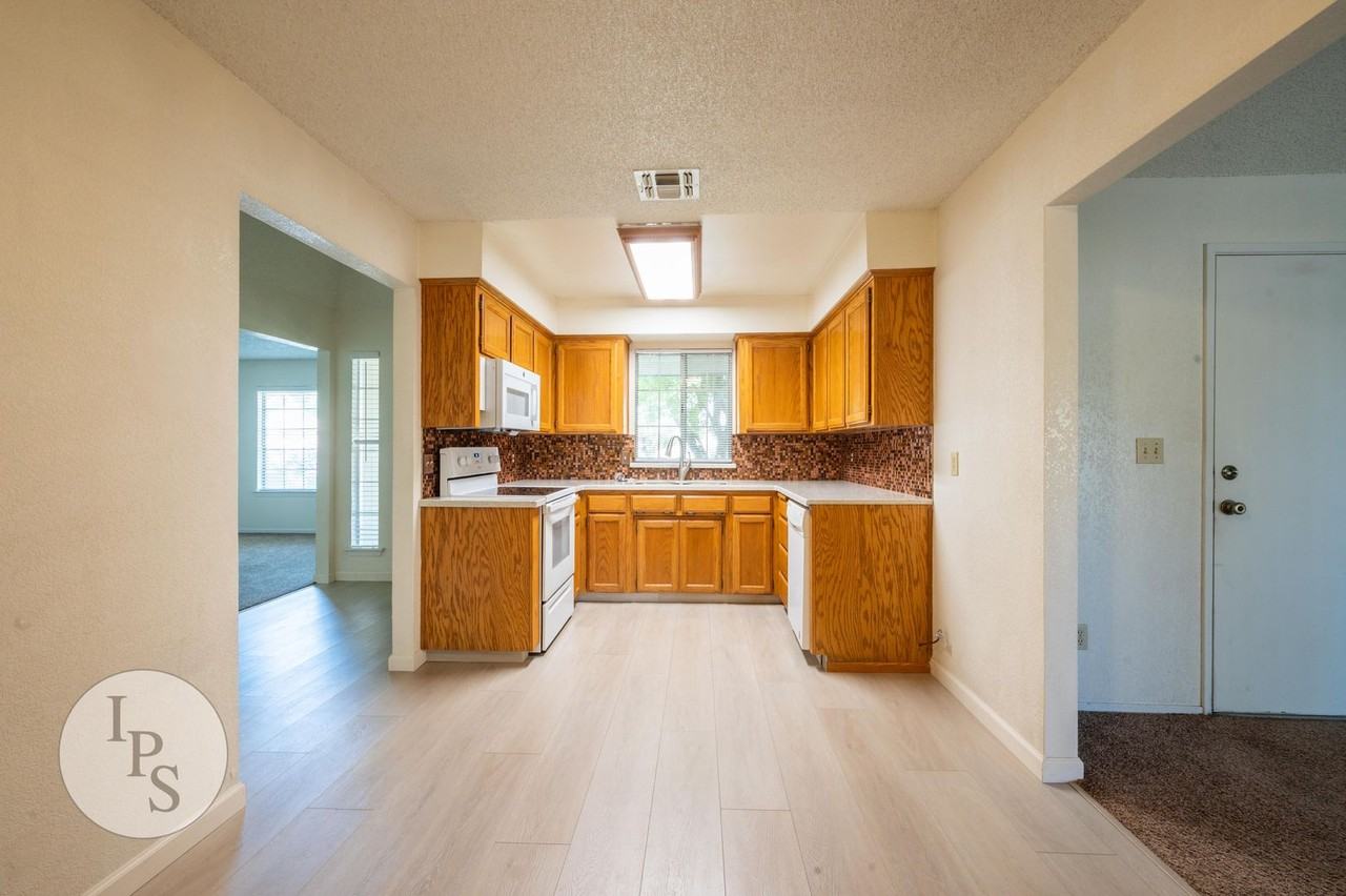 2131 E Cromwell Ave - Photo 6 of 27