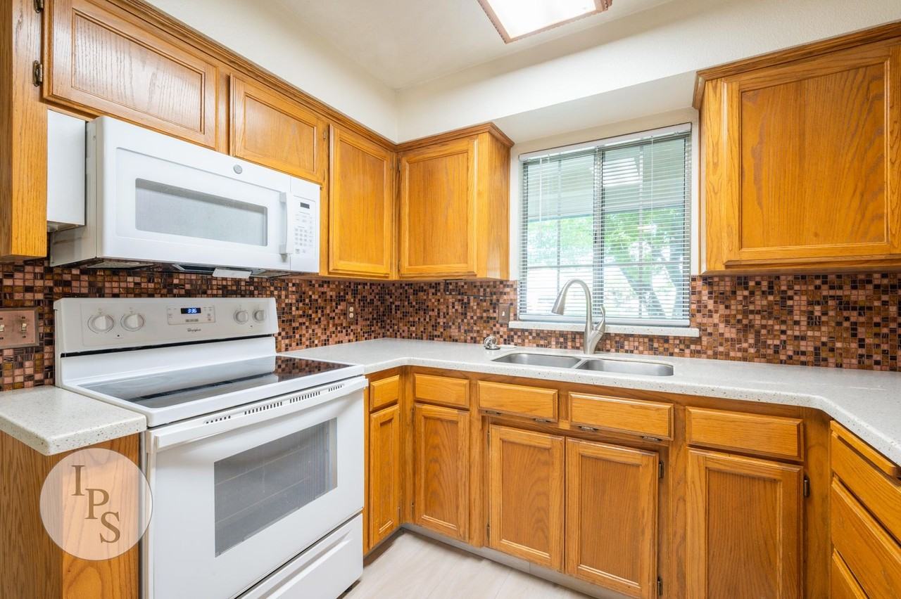 2131 E Cromwell Ave - Photo 7 of 27