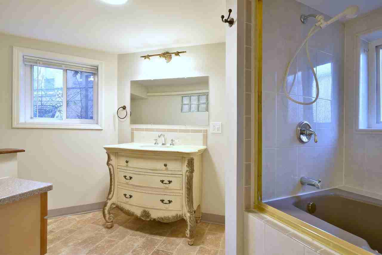 2219 W Rosemont - Photo 5 of 36