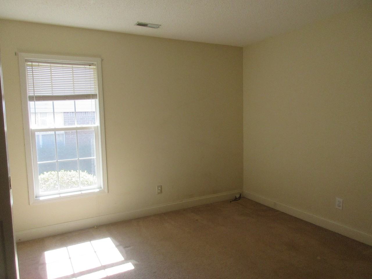 1045 Cutleaf Dr - Photo 3 of 7