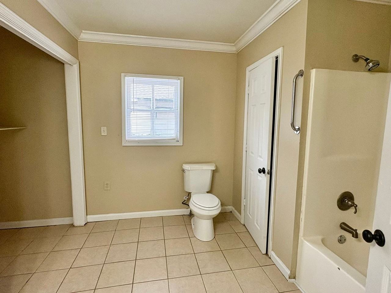 220 Goldman St - Photo 5 of 12