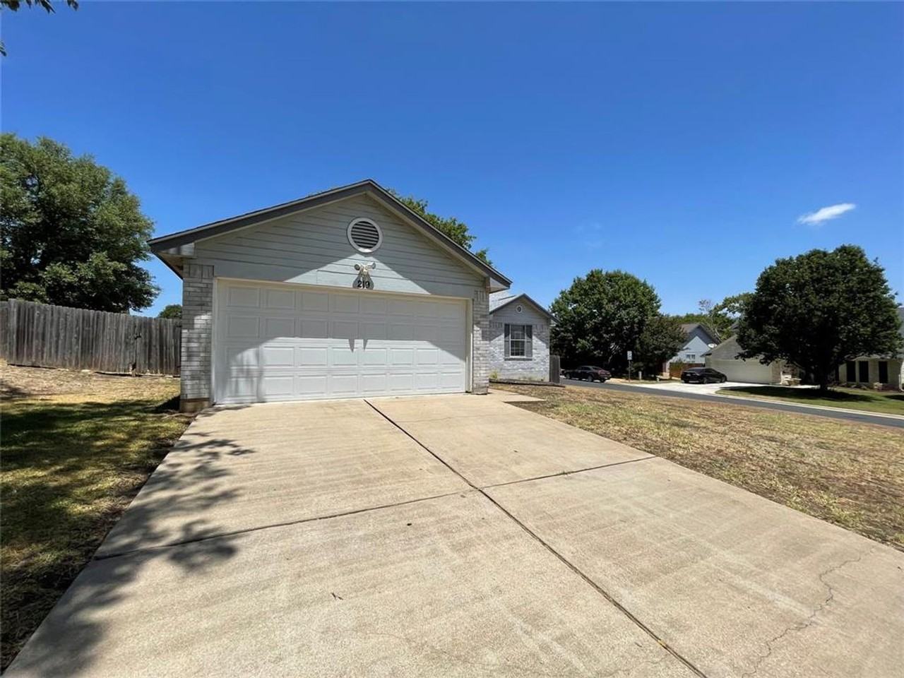 219 Crystal Knoll Blvd - Photo 2 of 32