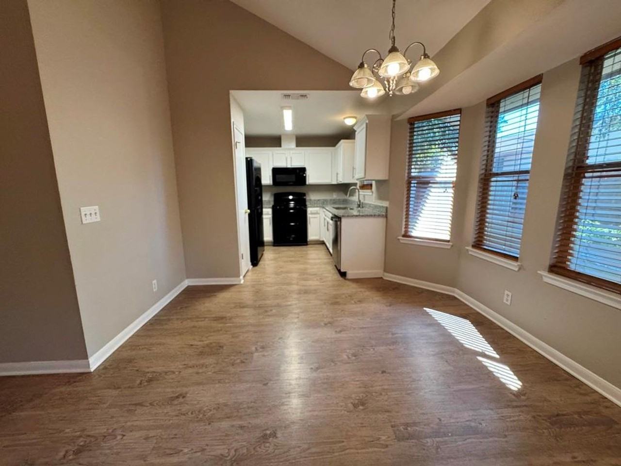 219 Crystal Knoll Blvd - Photo 4 of 32