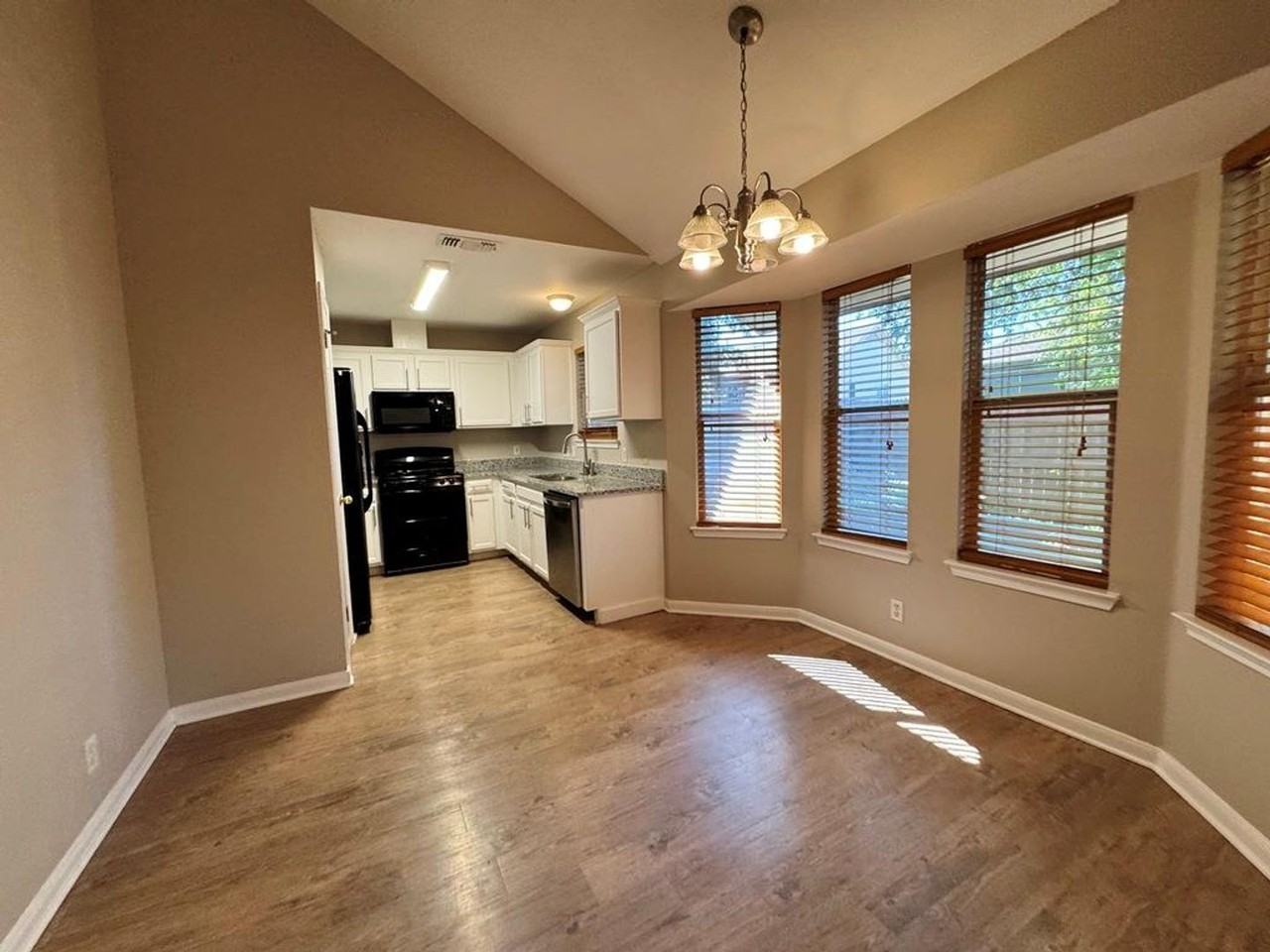 219 Crystal Knoll Blvd - Photo 5 of 32