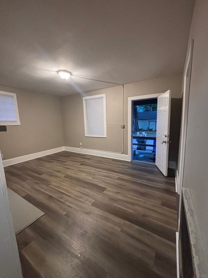 457 Roanoke Ave - Photo 5 of 17