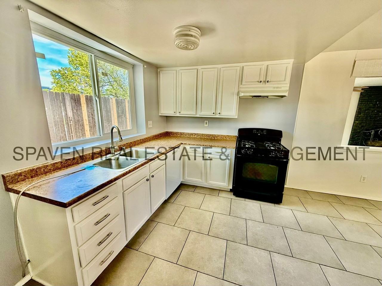 8237 Buckingham Pl - Photo 4 of 13