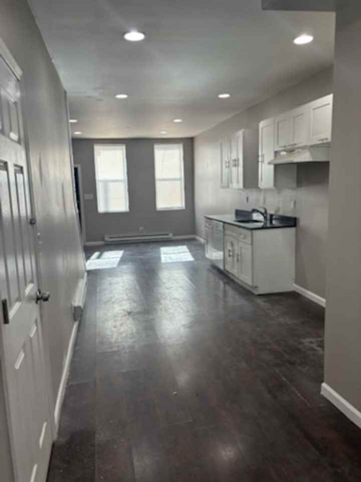 1835 E Monmouth St - Photo 2 of 15