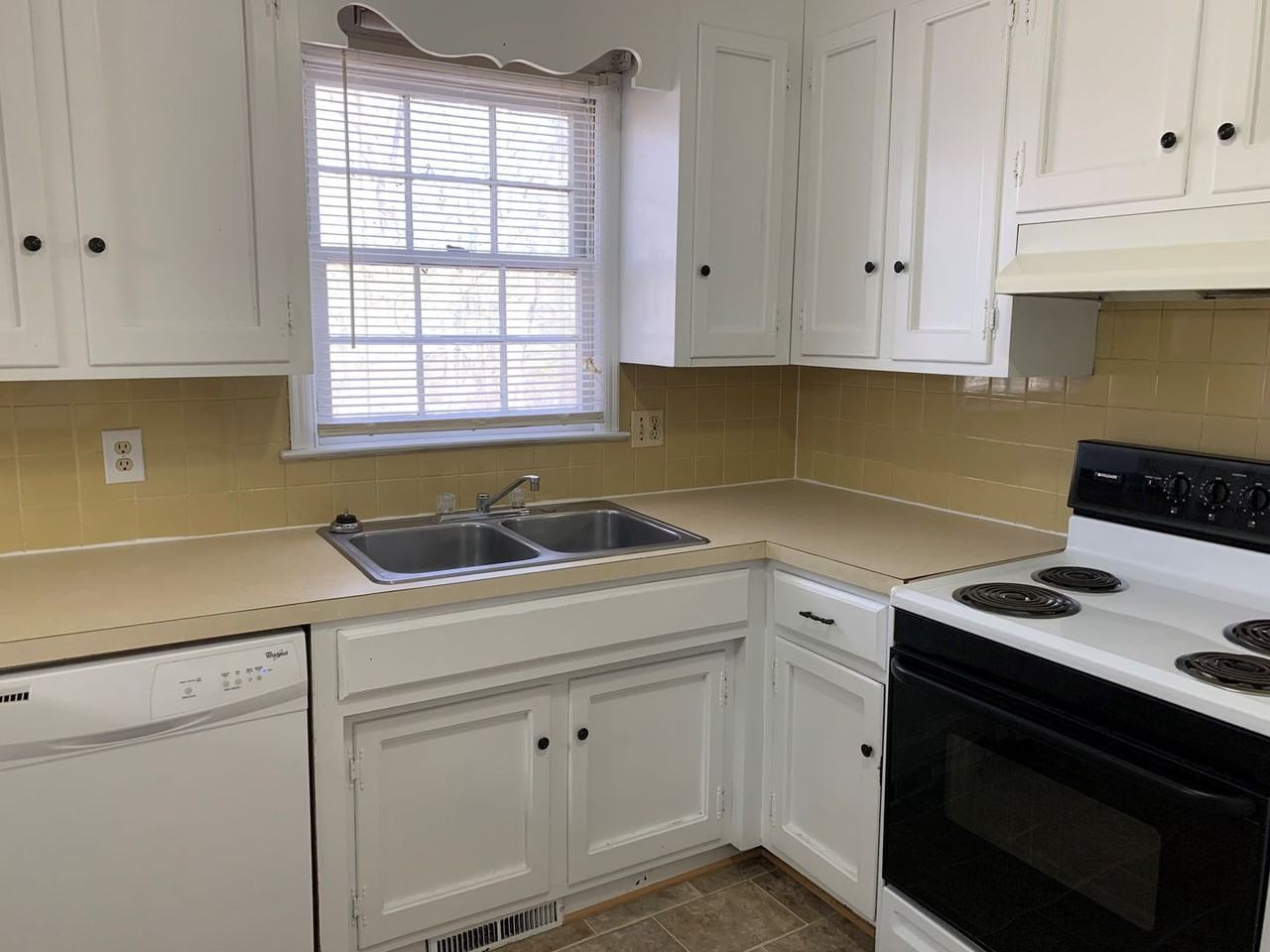 41 Maybrook Dr - Photo 4 of 15