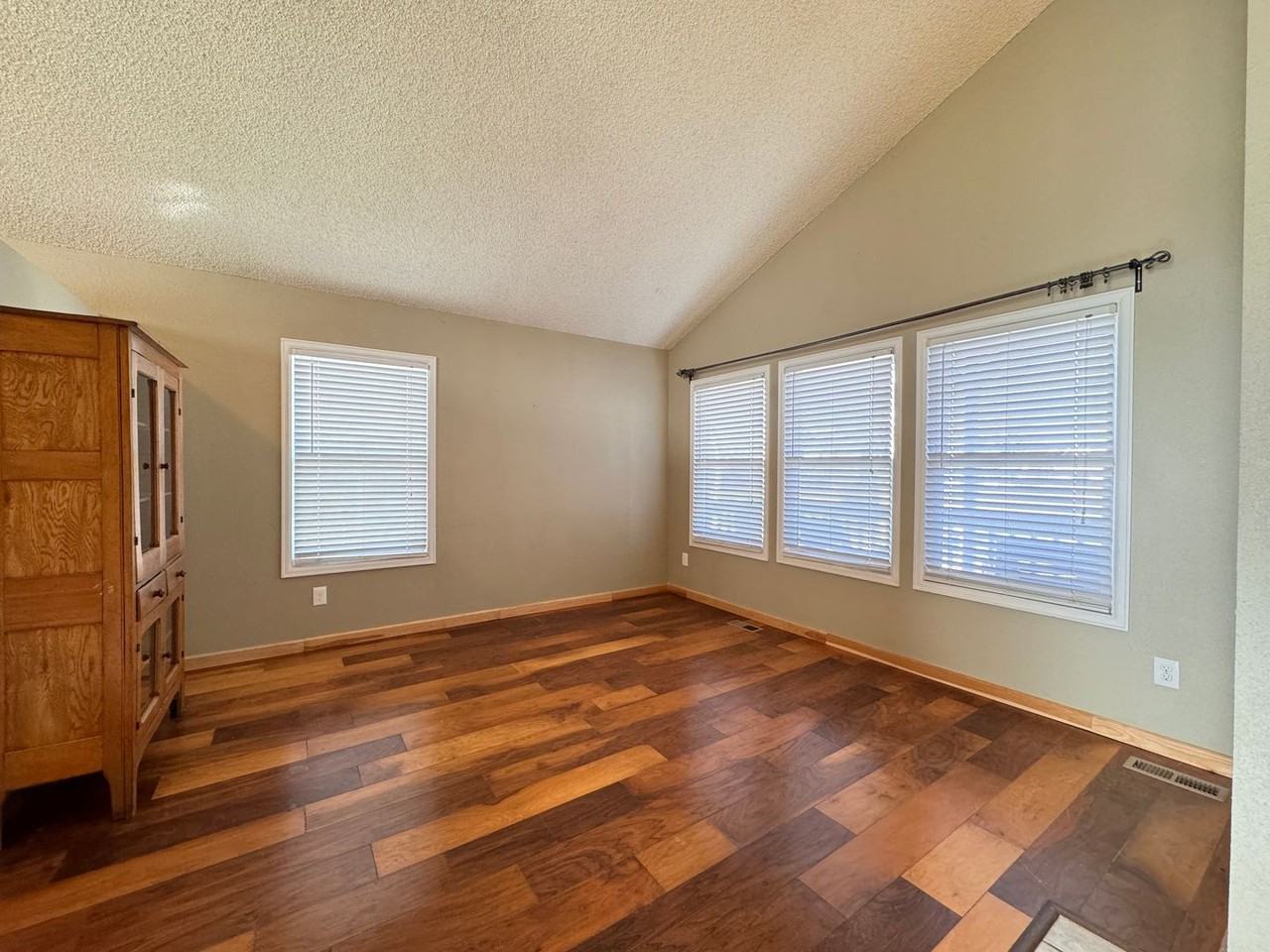 868 Scarborough Dr - Photo 2 of 22