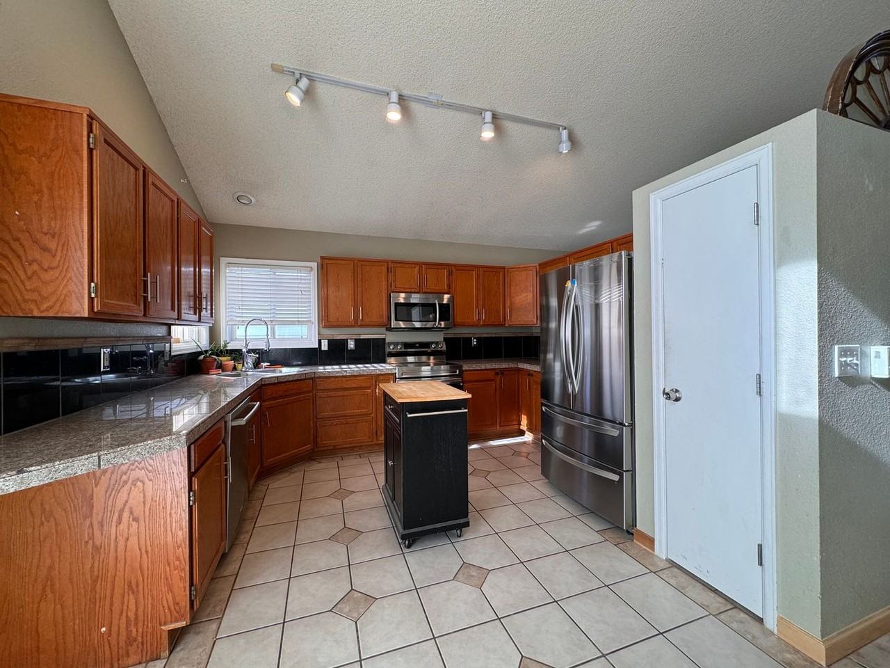 868 Scarborough Dr - Photo 4 of 22