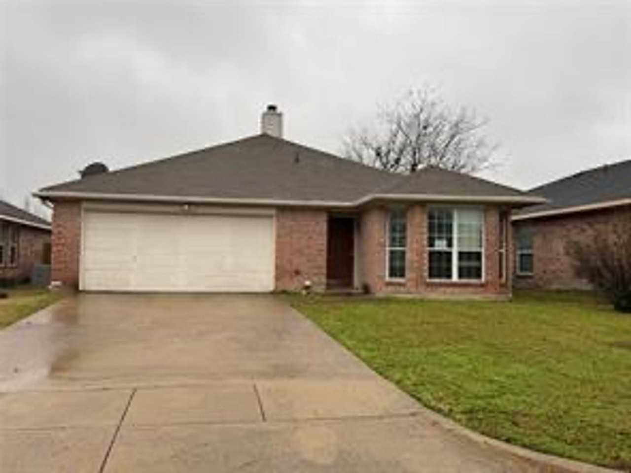 111 Kennedy Dr - Photo 2 of 6