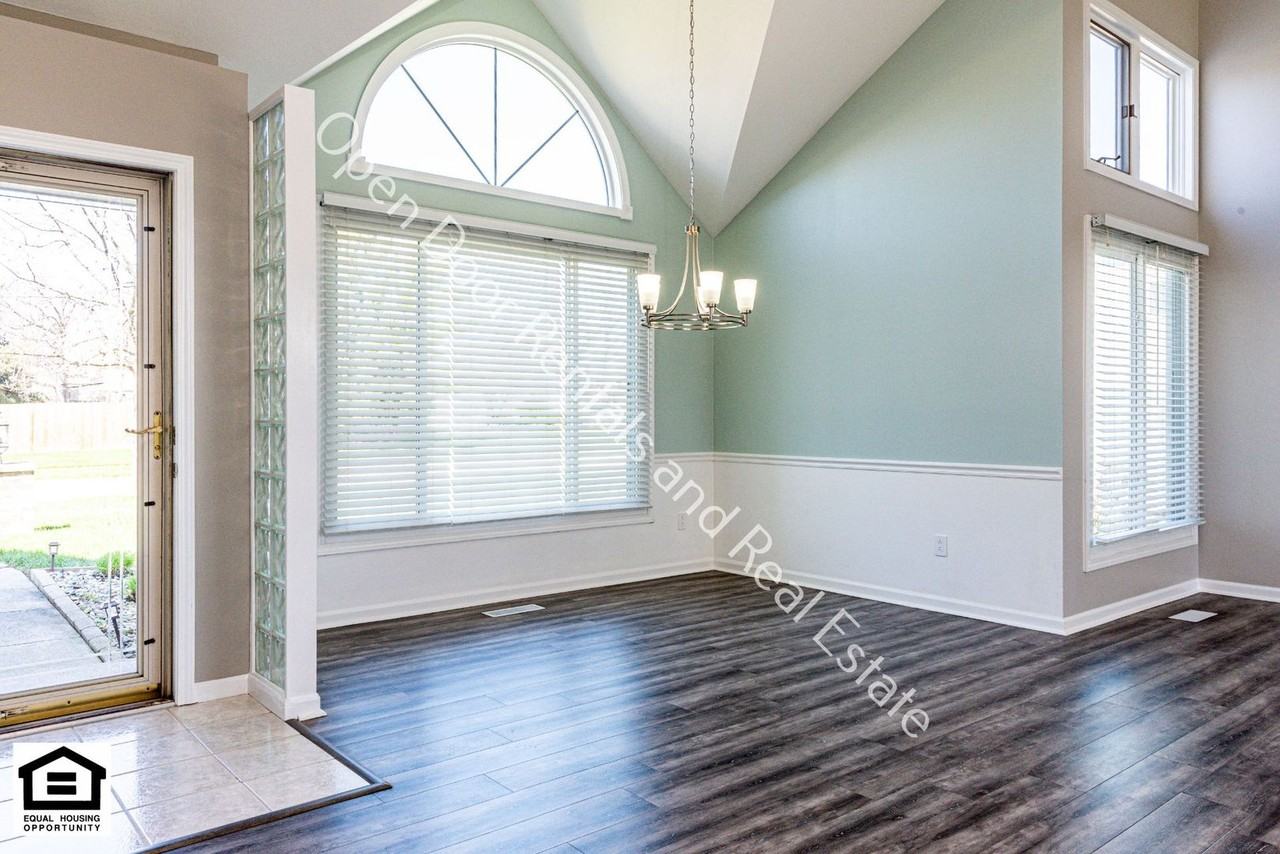 8218 Fountainhead Dr - Photo 4 of 43