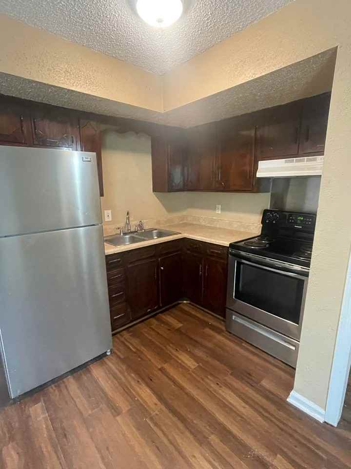 438 Roger Williams Ave - Photo 3 of 13