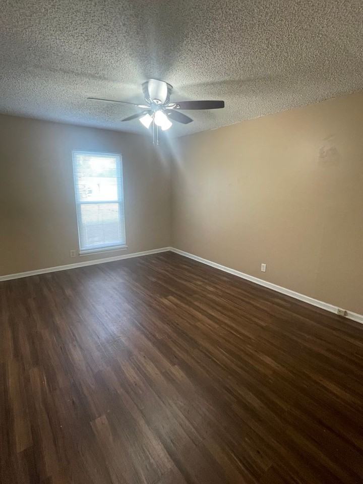 438 Roger Williams Ave - Photo 4 of 13