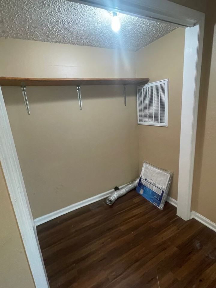 438 Roger Williams Ave - Photo 5 of 13